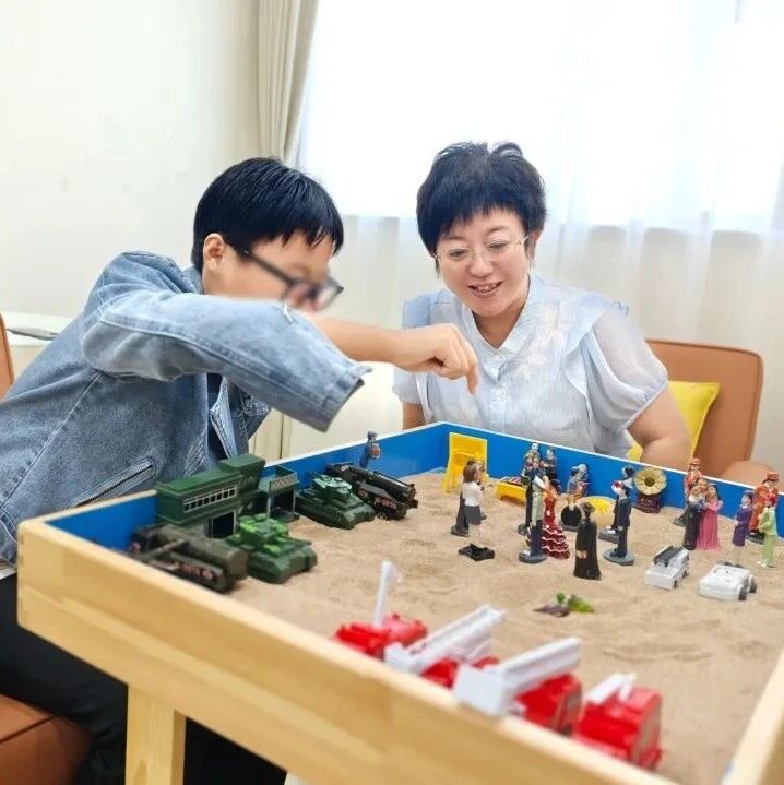 当孩子说“别管我”时，其实是在求救 | 心心语特需青少年自立成长班·沙盘治疗课程